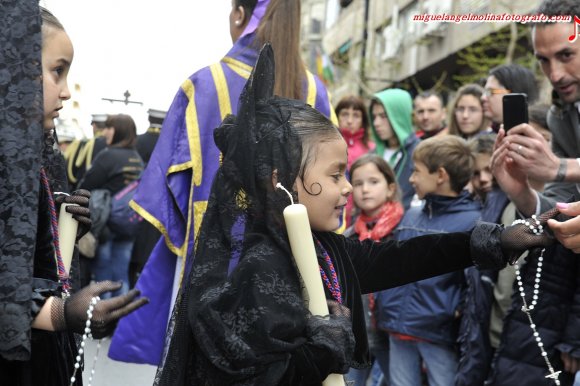 GR01.GRANADA, 04/04/12.-
INSIGNE, PONTIFICIA, REAL, COLEGIAL, MAGISTRAL Y SACRAMENTAL COFRADIA DEL SANTISIMO CRISTO DEL CONSUELO Y MARIA SANTISIMA DEL SACROMONTE (LOS GITANOS).
En la imagen dos jovenes mantillas junto al paso del cristo y la virgen por la gran via de granada.