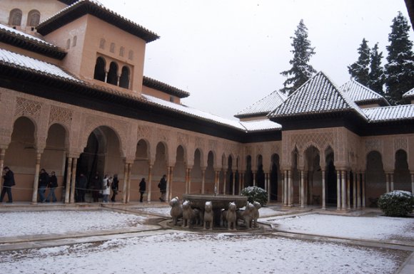 EL TEMPORAL DE FRIO Y NIEVE LLEGA A LA CAPITAL GRANADINA DEJANDO