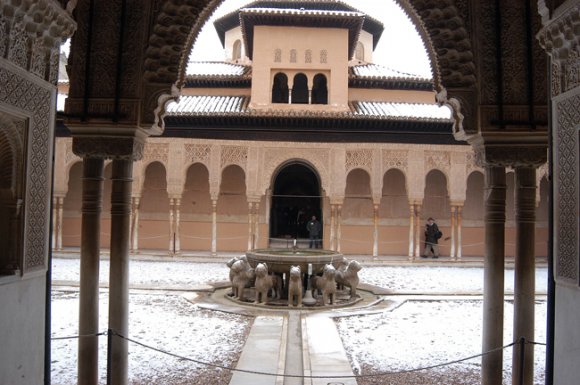 EL TEMPORAL DE FRIO Y NIEVE LLEGA A LA CAPITAL GRANADINA DEJANDO