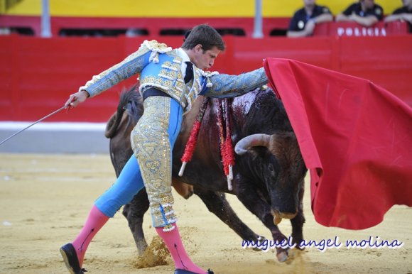 GR01. GRANADA, 22/06/11.-
Dia de toros fiestas del corpus chirsti de Granada con los diestros  el fandi, juli y enrique ponce.
En la imagen el juli en su primer toro.